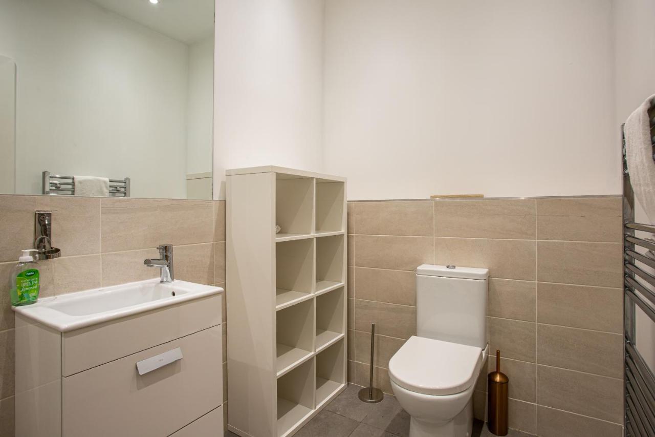 Modern Luxury Apartment, Sleeps 6, Best Location Belfast Esterno foto