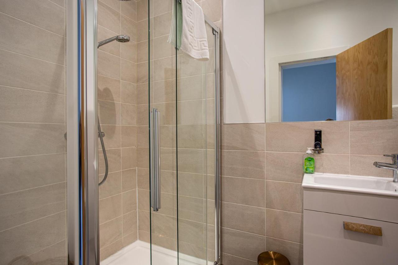 Modern Luxury Apartment, Sleeps 6, Best Location Belfast Esterno foto