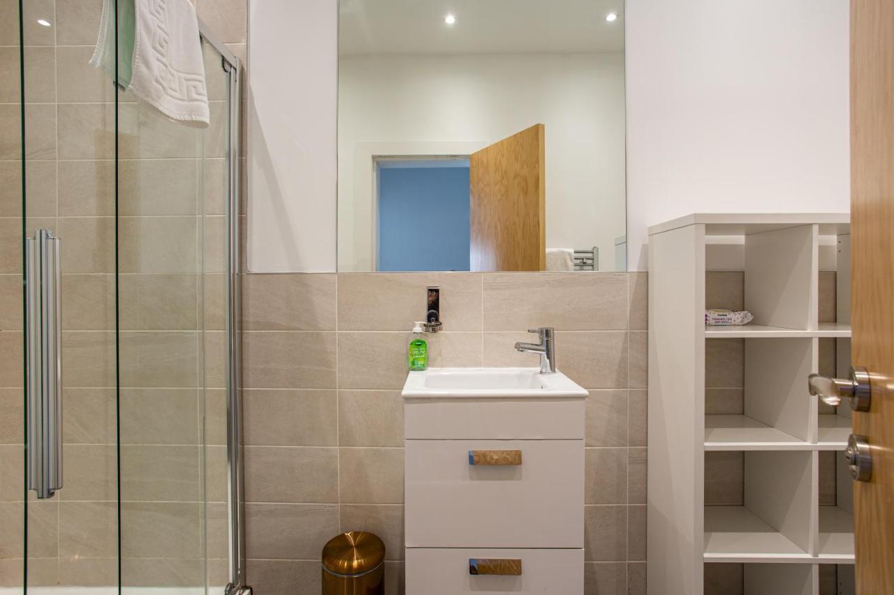 Modern Luxury Apartment, Sleeps 6, Best Location Belfast Esterno foto